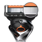 Nahaufnahme Ersatzklinge für Gillette Fusion5 am Griff, Lupe zeigt die 5 Klingen