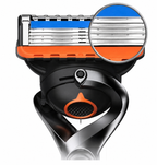 Nahaufnahme blau-orange Ersatzklinge für Gillette Fusion5 am Griff, Lupe zeigt die 5 Klingen