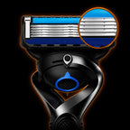 Nahaufnahme Rasierklinge für Gillette Fusion5 am Griff vor schwarzem Hintergrund, Lupe auf den 5 Klingen