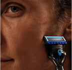 Person rasiert sich mit montierter blauer Ersatzklinge – für Gillette Fusion5 ProGlide